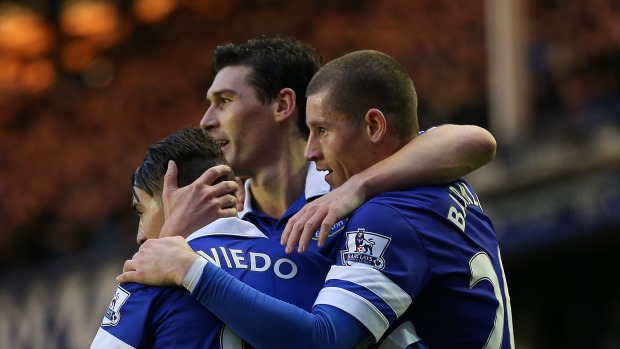Barry celebrates an Everton goal with Barkley and Oviedo