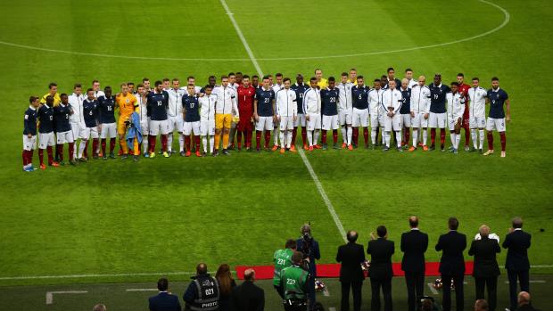 England and France players unite prior to kick off