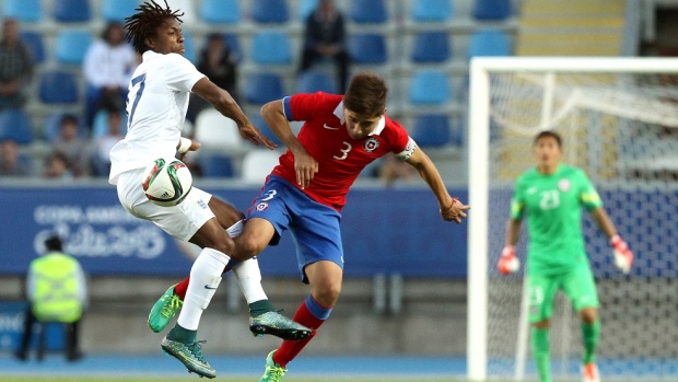 Kazaiah Sterling wins an aerial duel against Chile
