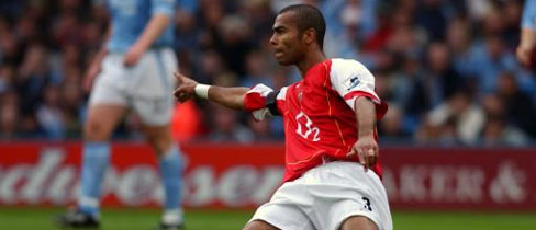 Ashley Cole celebrates his winner against Manchester City on Saturday.