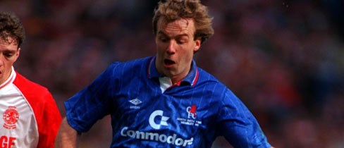 Kerry Dixon in action for Chelsea against Middlesbrough in the 1990 Zenith Data Systams Cup Final.