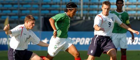 England beat Mexico on penalties to finish third in the Toulon Tournament.
