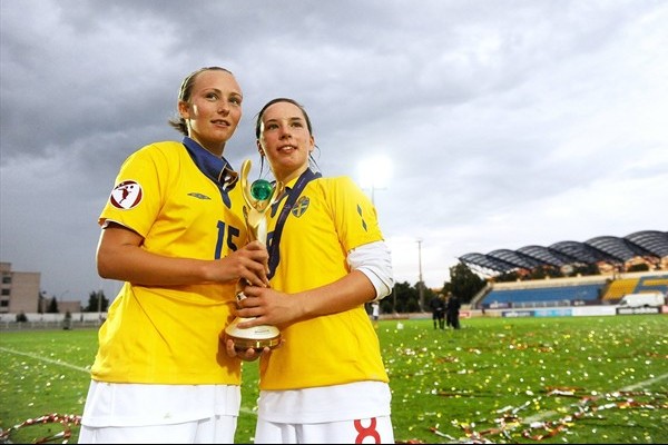 Toni Duggan (l) and Jordan Nobbs (r) with the UEFA European Women's U19 Championship trophy.