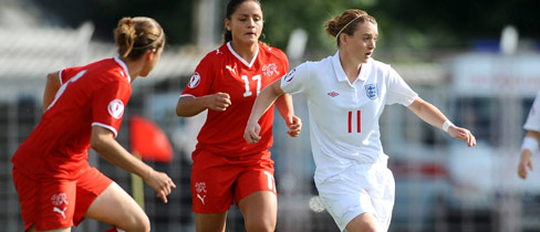 Jade Moore leaves two Switzerland players in her wake (image courtesy of Sportsfile).