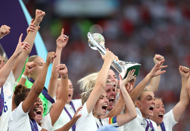 Leah Williamson lifts UEFA Womens Euros 2022 Trophy