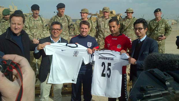 Michael Owen & David Cameron present a shirt to representatives of the Afghan FA.