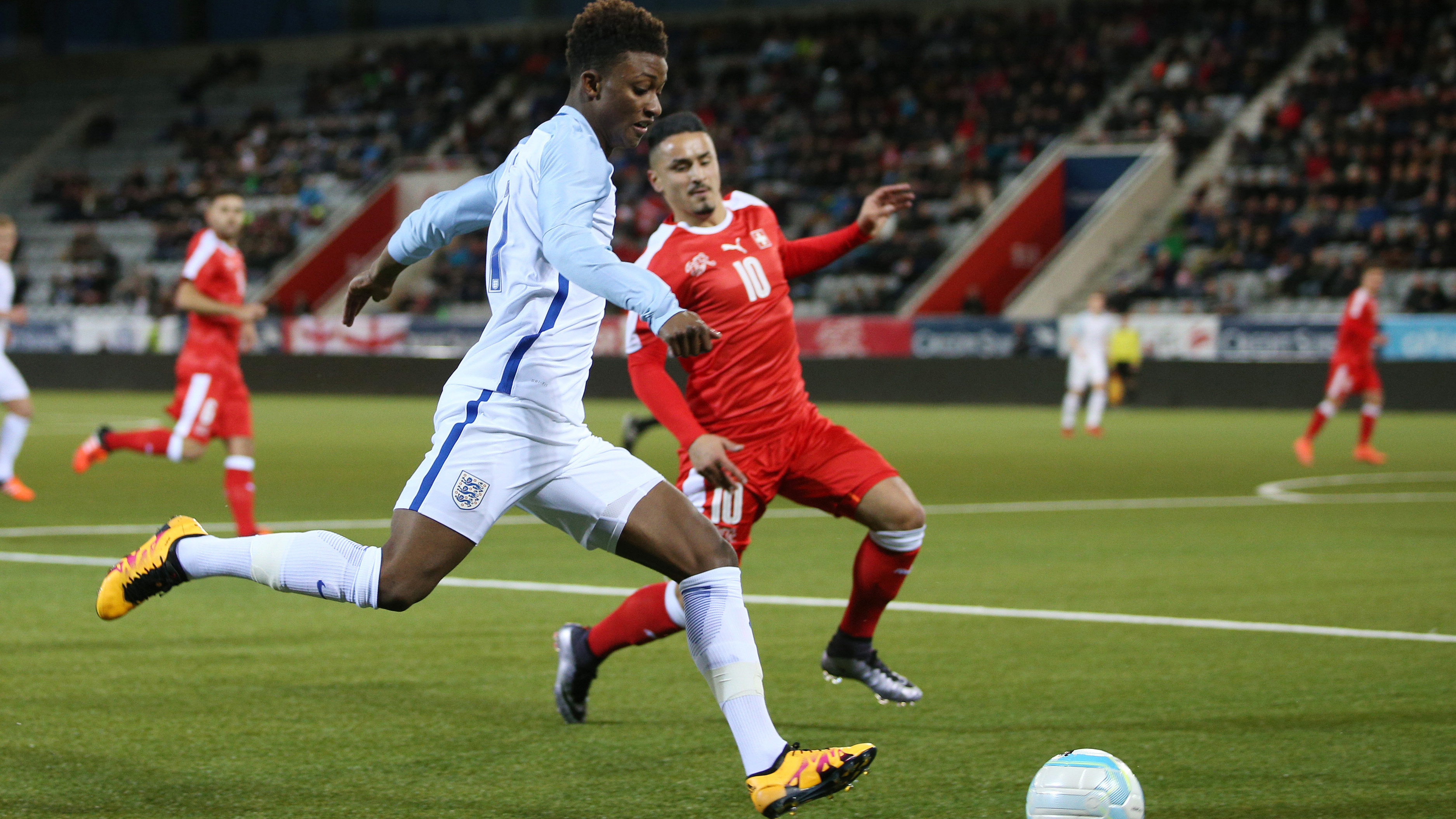 Demarai Gray attacks down the right wing
