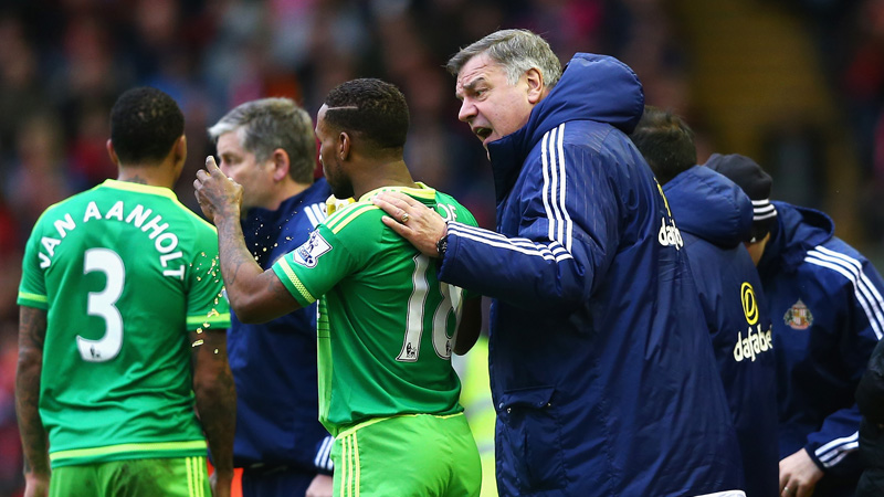 Sam Allardyce speaks to Jermain Defoe during their time together at Sunderland