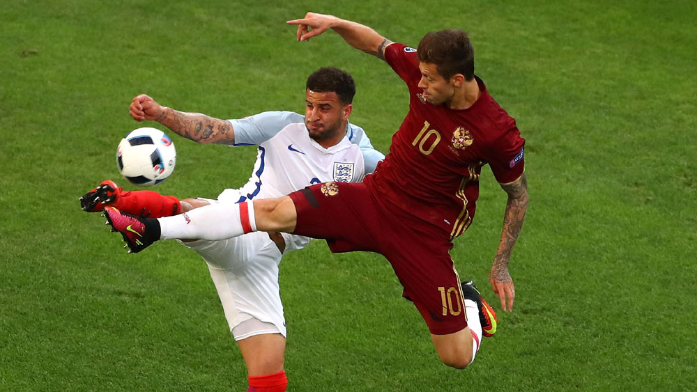 Kyle Walker battles for the ball with Oleg Shatov