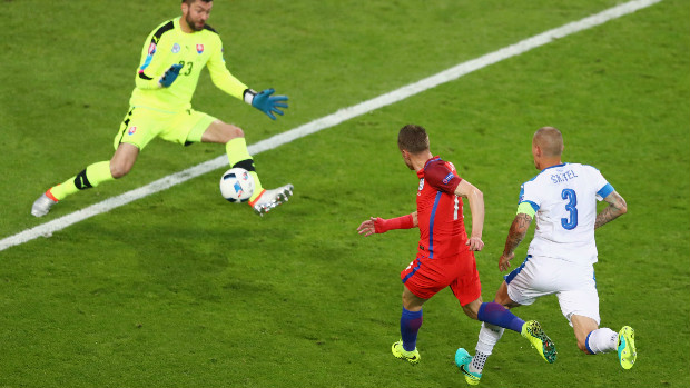Vardy denied by the Slovakian goalkeeper, Mat&uacute;&scaron; Koz&aacute;čik