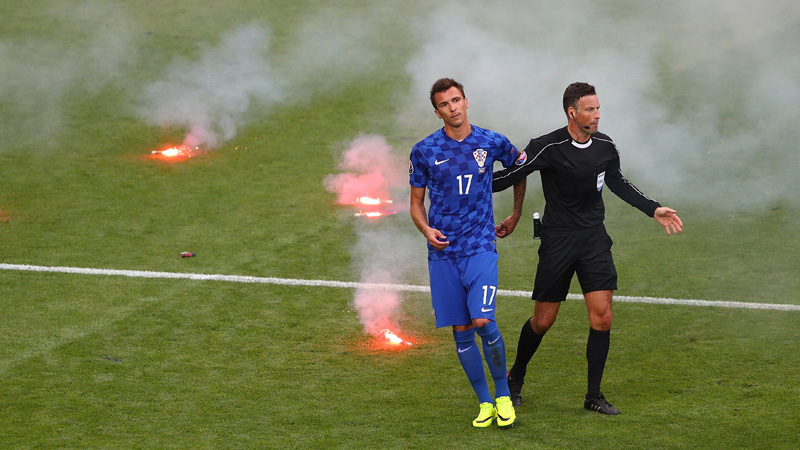Referee Mark Clattenburg leads Croatia